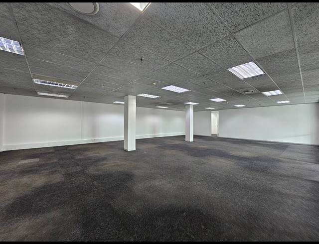 7,671M² WAREHOUSE TO LET IN LONGMEADOW